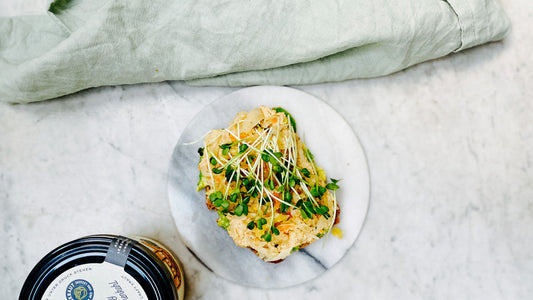 Hummus-Avo-Brot mit Spicy Blumenkohl