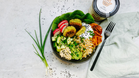 Falafel-Bowl mit viel Gemüse & Kraut