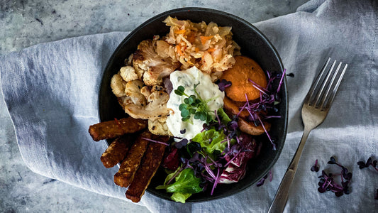 Herbstliche Bowl mit Tempeh und zweimal Blumenkohl