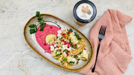 Rote Beete Hummus mit Gemüse & Kraut