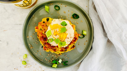 Kraut-Zucchini-Fritter mit Tahinisauce