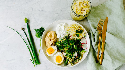 Frühlingsbowl mit Spargel, Kräutern & Kraut