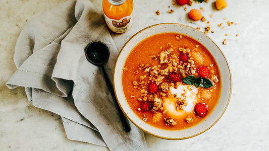 Karotten-Apfel-Smoothie-Bowl mit Golden Ginger